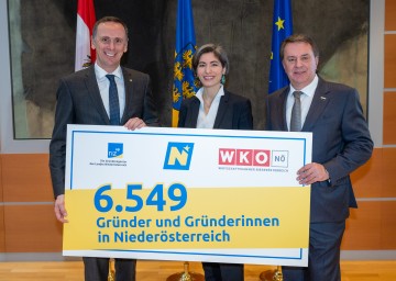 Wirtschaftslandesrat Jochen Danninger, Mona Dür (Gründerin Duervation GmbH) und WKNÖ-Präsident Wolfgang Ecker